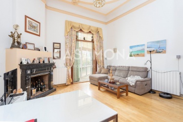 SOLD Charming Modernist 5 Bedroom Apartment close to Passeig de Gràcia