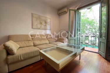 Bellissimo appartamento con 2 camere da letto con balcone a Eixample