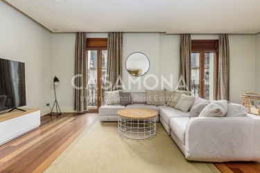 Apartamento de lujo de 3 dormitorios y 2 baños en Passeig de Gracia con licencia turística!