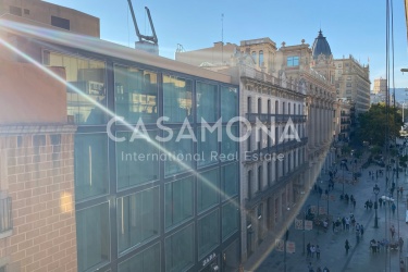 Geräumige und helle Wohnung an der Plaça Cataluña