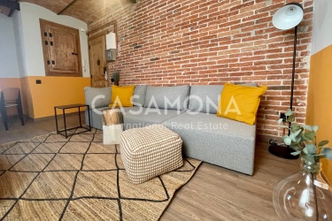 Fuldt renoveret penthouse med en massiv privat terrasse på 36 m2 i Poble Sec