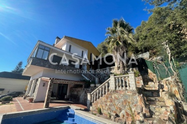 VERKAUFT - Geräumiges Haus mit Panoramablick in Corbera de Llobregat, Barcelona