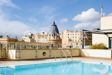 Amplio loft de un dormitorio en El Gótico con piscina compartida en la azotea