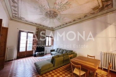 Historic 200m Apartment from 1936 with Beautiful features with access to a Terrace