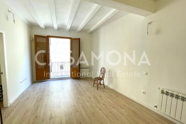 Apartment with Catalan Features and a Balcony next to the Sant Antoni Market