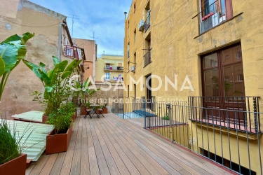 Amplio y luminoso apartamento con una gran terraza y ascensor en el corazn del Gtico