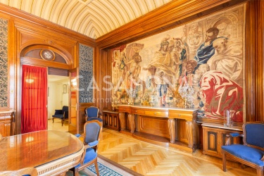 Elegantes Apartment mit Balkon und charmanter privater Terrasse in Eixample