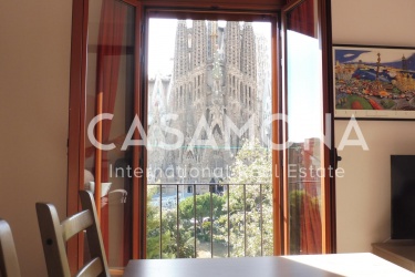 Moderne Wohnung mit Balkon und Terrasse mit Blick auf die Sagrada