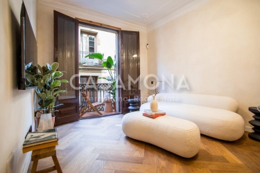 Apartament Elegant de 2 Dormitoris totalment renovat amb balcó a Gòtic