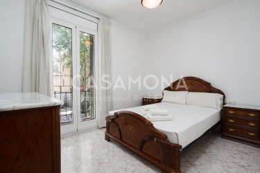 (VENDIDO) Apartamento de 2 dormitorios para renovar con 2 balcones en Poblenou