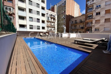 Two Bedroom Apartment with a Balcony and Community Pool right besides Ciutadella Park