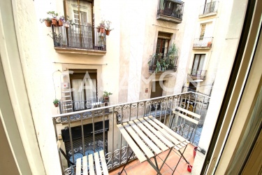 SOLD Central Apartment near the Plaça Catalunya, Perfect for Investment