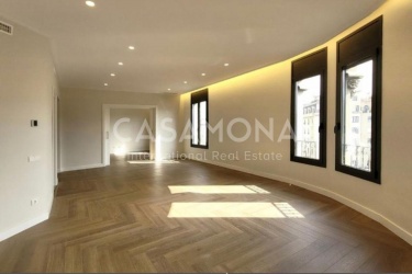 Luxurious 5 Bedroom 3 Bathroom Apartment in Eixample Dreta