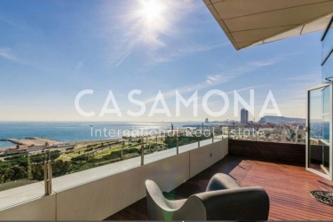 Amplio apartamento en la planta superior con una suite y un balcón panorámico que ofrece una gran vista a la ciudad y la playa