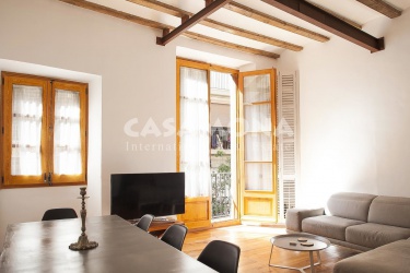 Appartement lumineux et récemment rénové de 2 chambres avec balcon à Gotico